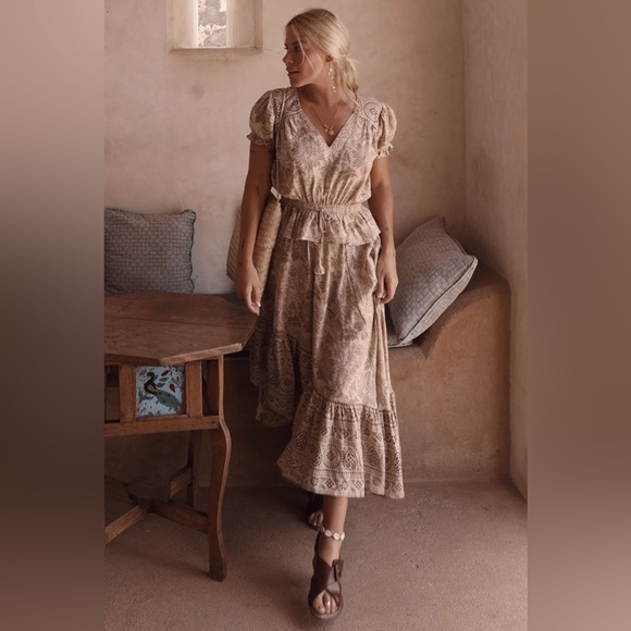 Spell Lioness Cap Sleeve Blouse - Picture 15 of 16